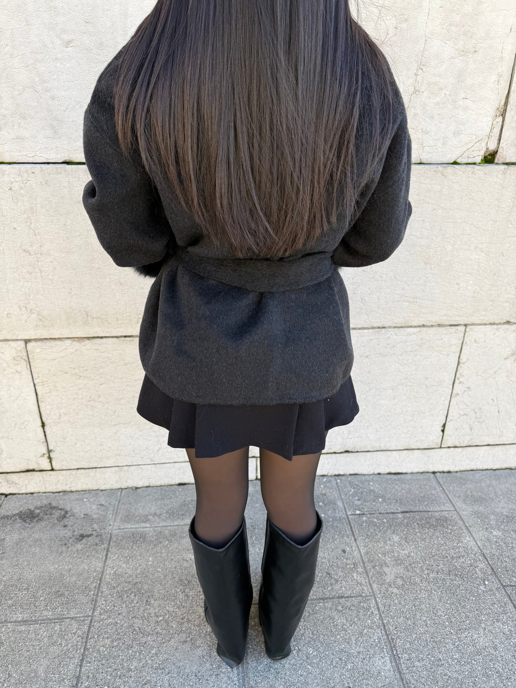 Antracitový vlněný kabát s kožešinou