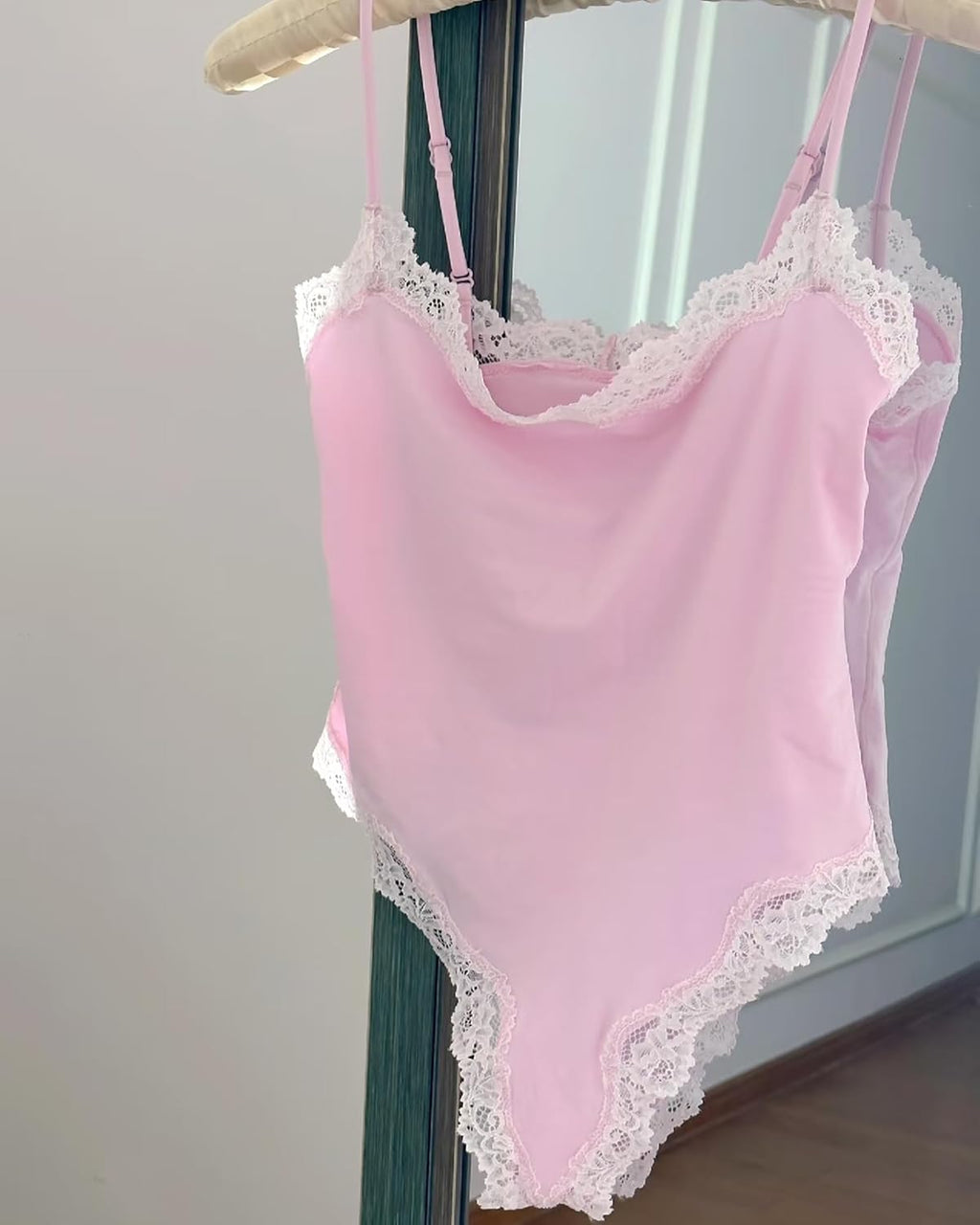 Krajka detail Bodysuit Square Neck Spaghetti Strap Tank Top Bodysuits