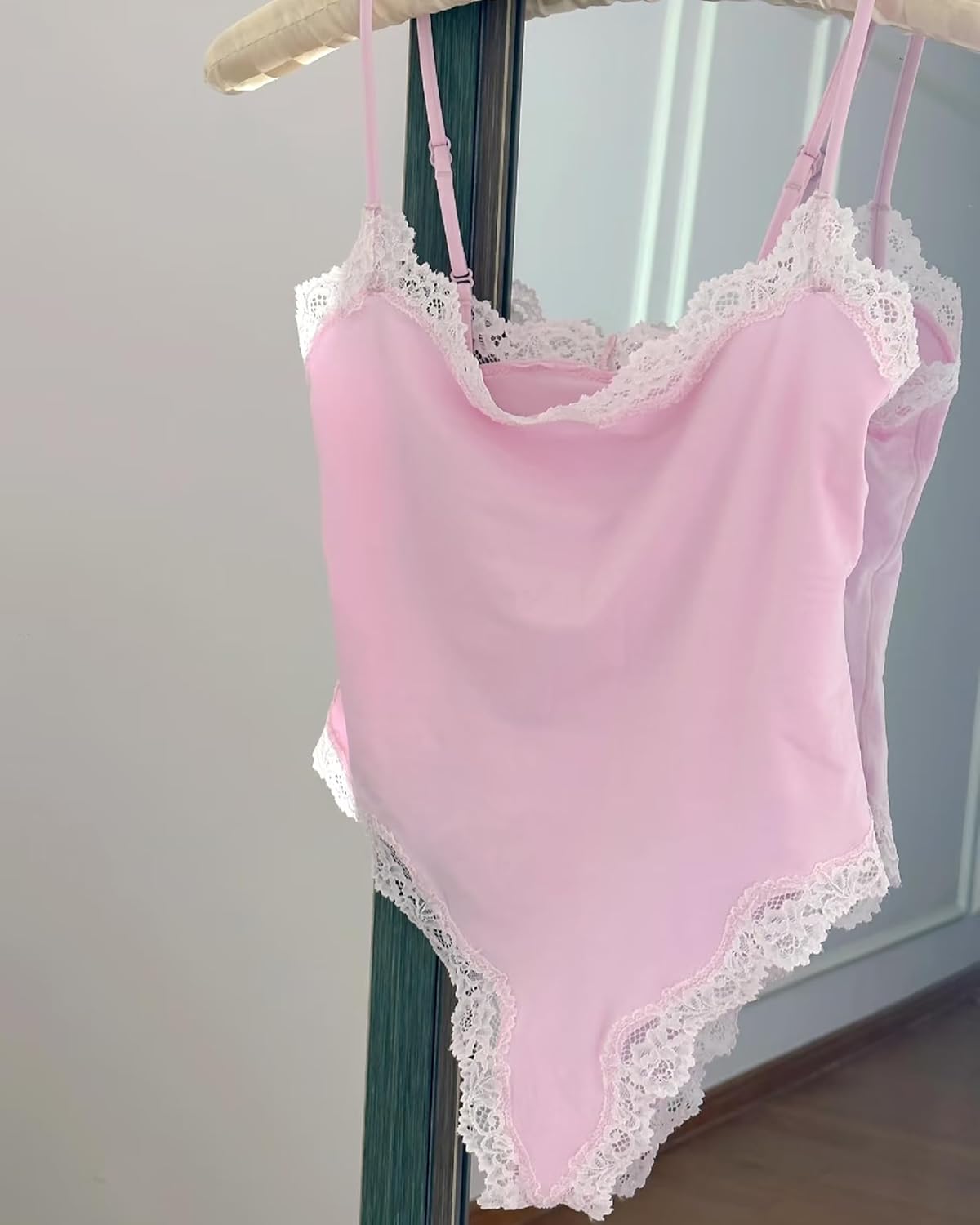 Krajka detail Bodysuit Square Neck Spaghetti Strap Tank Top Bodysuits