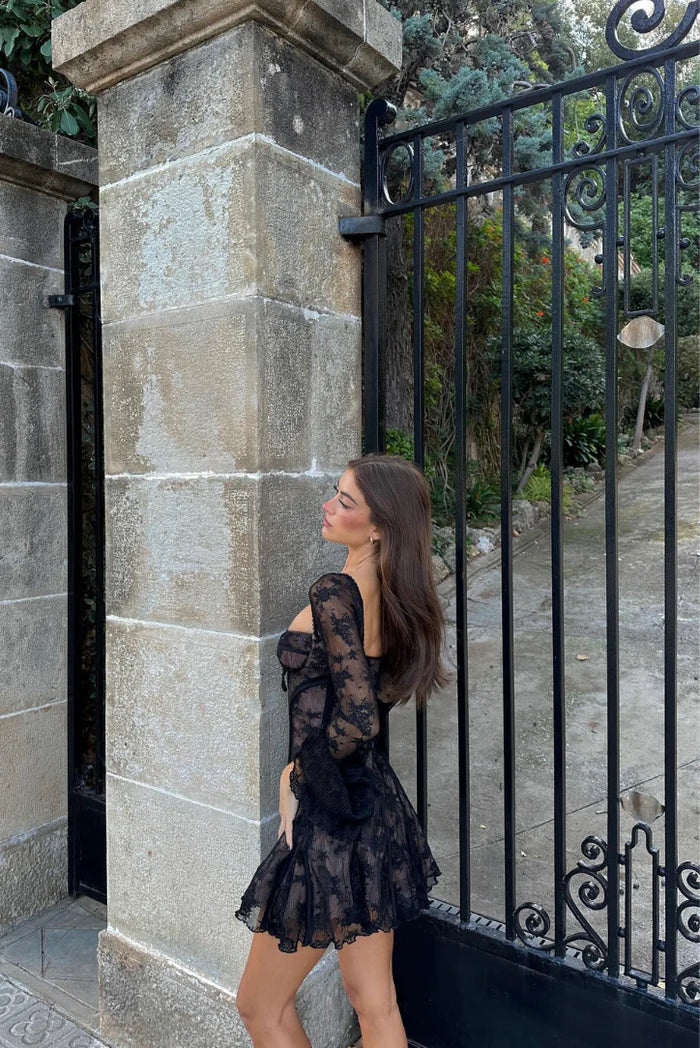 Mabel | Mini šaty s dlouhým rukávem a krajkou