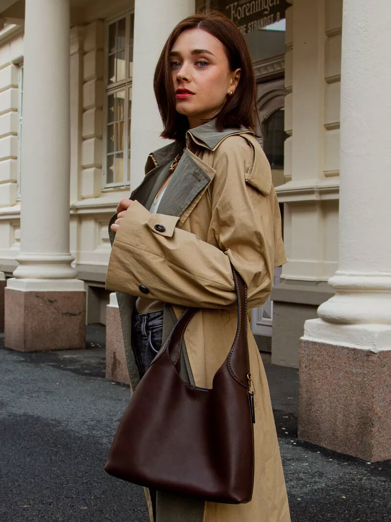 Kabelka Amelia z umělé kůže s třešňovým přívěskem