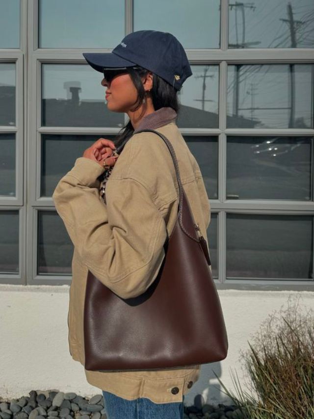 Kabelka Amelia z umělé kůže s třešňovým přívěskem