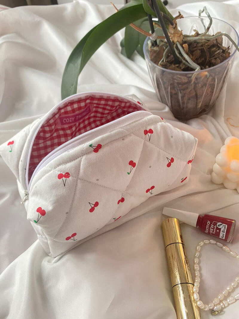 Naše kosmetická taštička Cherry