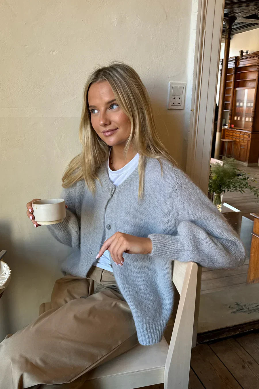 Šedá pletená vesta