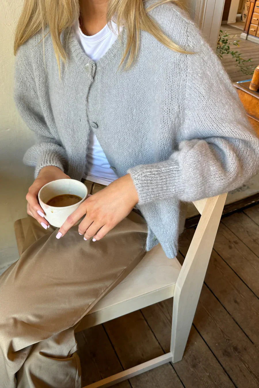 Šedá pletená vesta