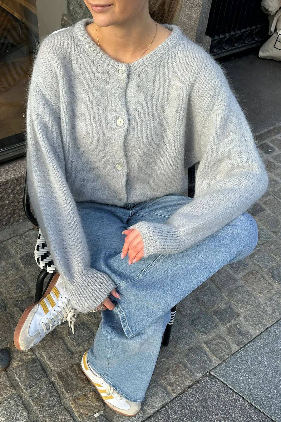 Šedá pletená vesta