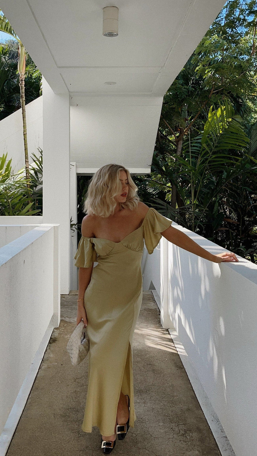 Nalani | Maxi šaty s motýlími rukávy na ramena