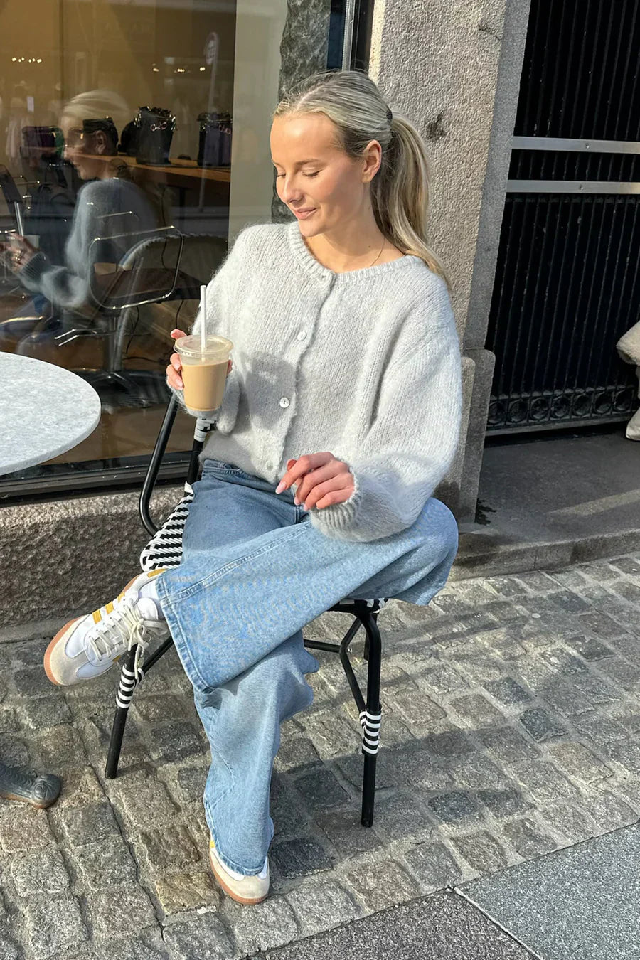 Šedá pletená vesta