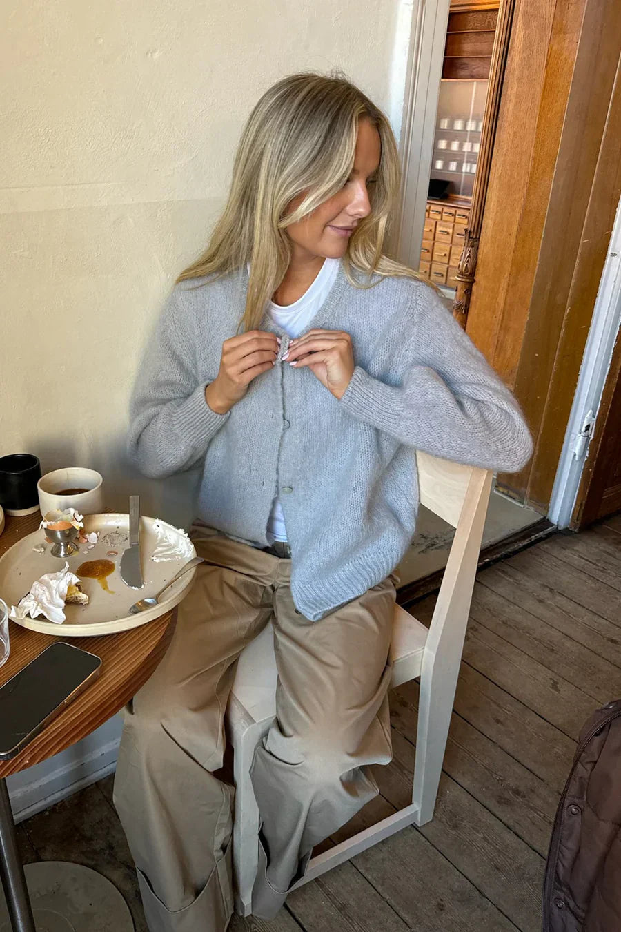 Šedá pletená vesta